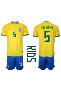 Brazilië Casemiro #5 Babytruitje Thuis tenue Kind WK 2022 Korte Mouw (+ Korte broeken)